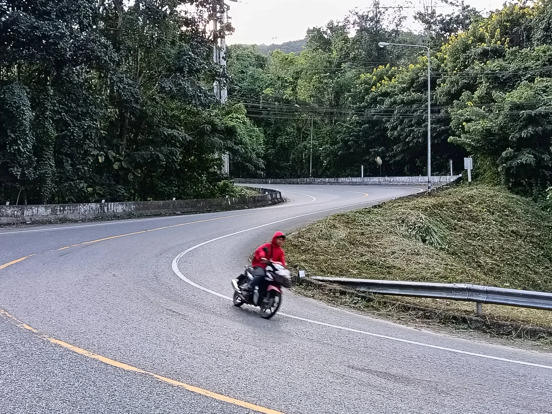 Continue along R1095 toward Pai